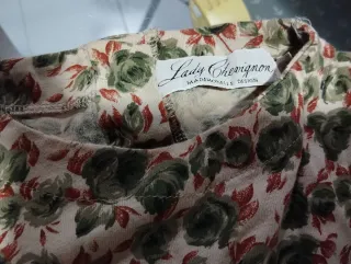 Camiseta de algodón floral beige y verde