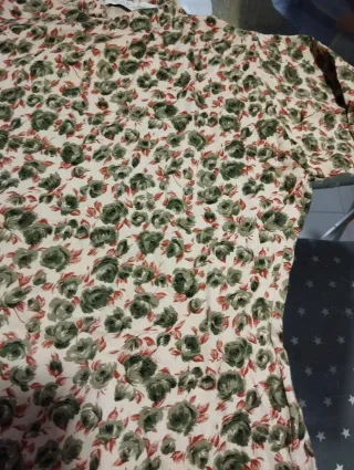 Camiseta de algodón floral beige y verde