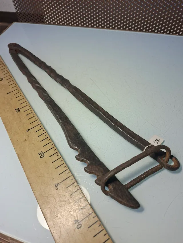 Acial antiguo forjado