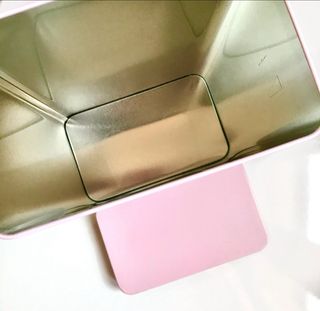 Scatola Pupa rosa/grigio in latta