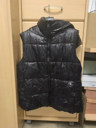 Chaleco acolchado Zara negro con capucha