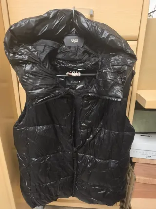 Chaleco acolchado Zara negro con capucha