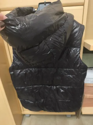 Chaleco acolchado Zara negro con capucha