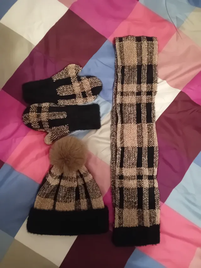 Conjunto Gorro, Bufanda y Manoplas Cuadros