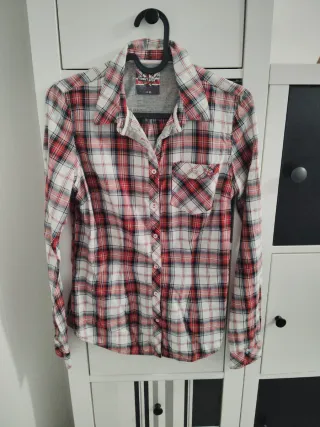 Camisa de cuadros roja y blanca