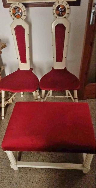 Juego de 2 sillas y banqueta terciopelo rojo