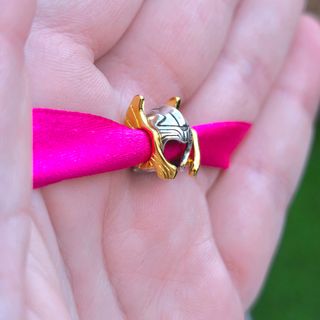 CHARM THOR CASCO DORADO MARVEL