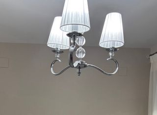 Lámpara de techo plateada con pantallas