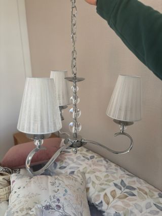 Lámpara de techo plateada con pantallas