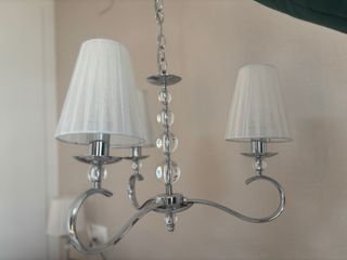 Lámpara de techo plateada con pantallas