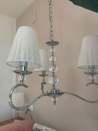 Lámpara de techo plateada con pantallas