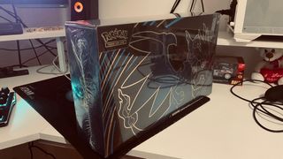 Caja UPC Mega Charizard Inglés