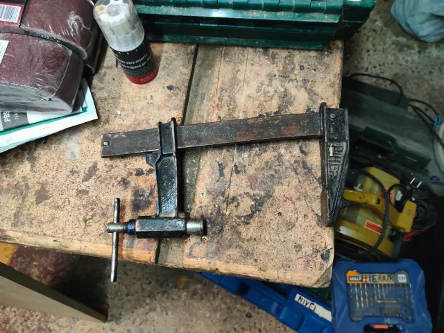 Sargentos de hierro, hay muchas unidades.