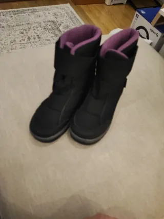 Bota nieve niña negra y morada