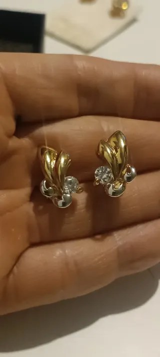 Pendientes chapados en oro con circonitas