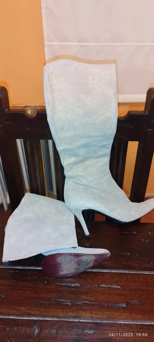 Botas altas doradas con tacón