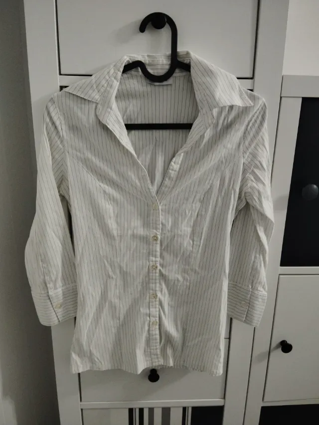 Camisa de vestir blanca con rayas