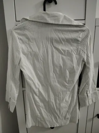 Camisa de vestir blanca con rayas