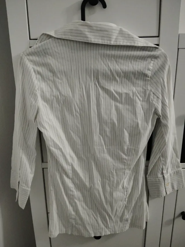 Camisa de vestir blanca con rayas