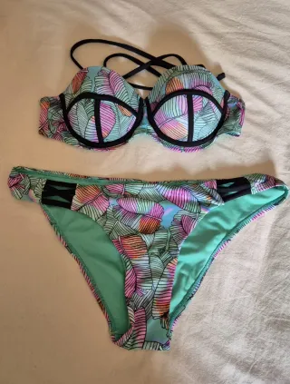 Bikini estampado hojas tropicales