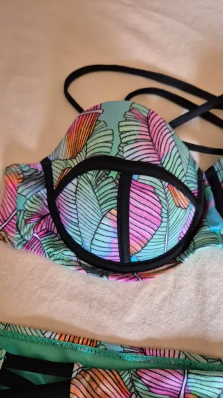 Bikini estampado hojas tropicales