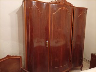 Antico dormitorio: cassettiera, comodini e armadio