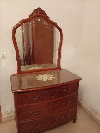 Antico dormitorio: cassettiera, comodini e armadio