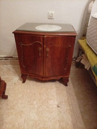 Antico dormitorio: cassettiera, comodini e armadio