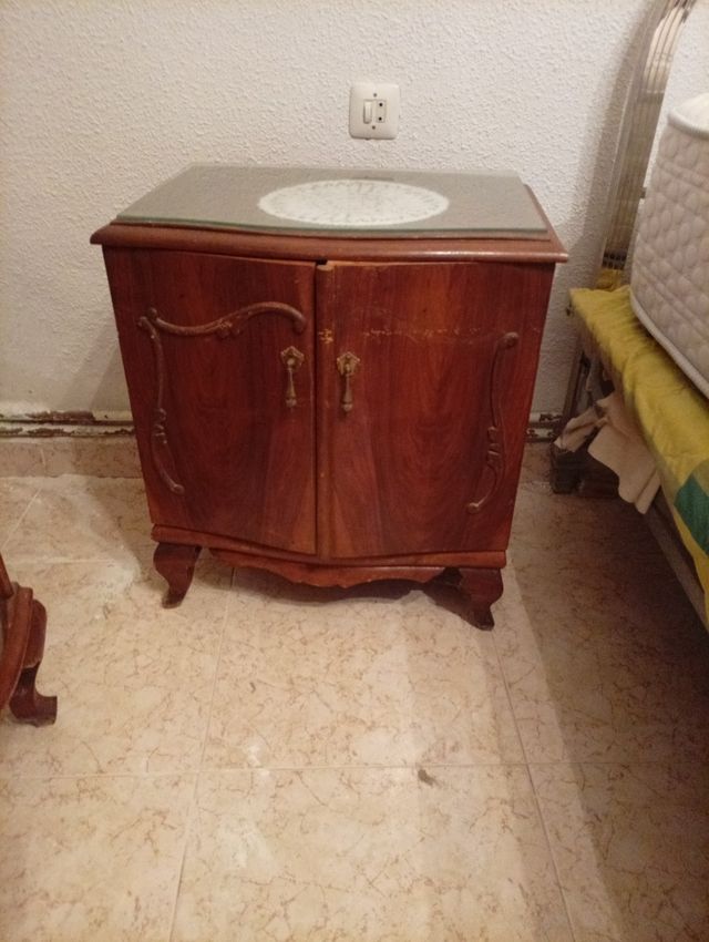 Antico dormitorio: cassettiera, comodini e armadio