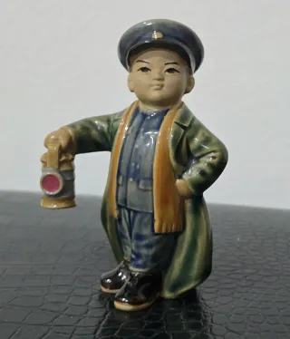 Figura porcelana China niño con farol