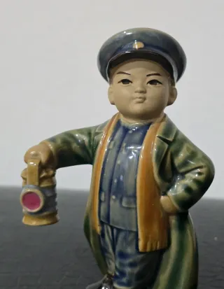 Figura porcelana China niño con farol