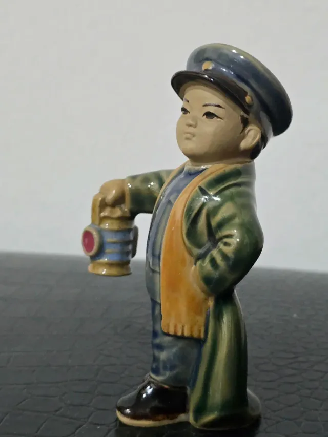 Figura porcelana China niño con farol