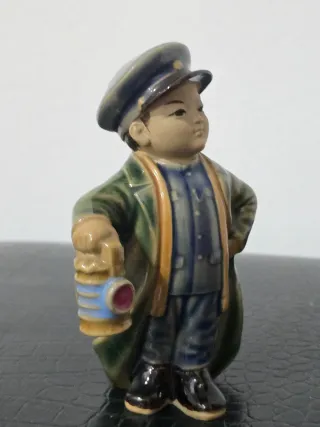 Figura porcelana China niño con farol