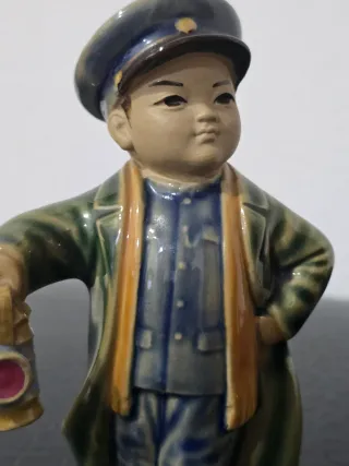 Figura porcelana China niño con farol