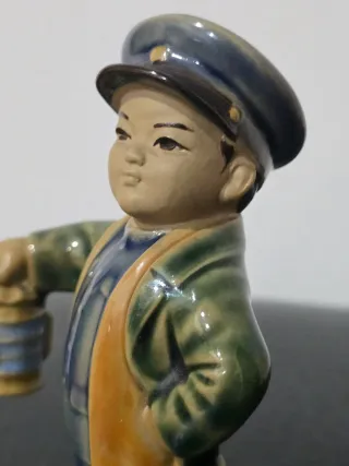 Figura porcelana China niño con farol