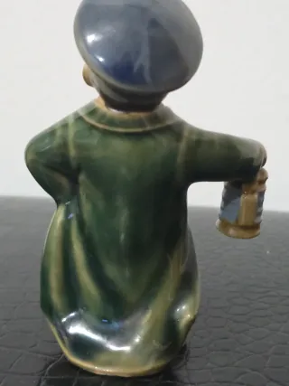 Figura porcelana China niño con farol