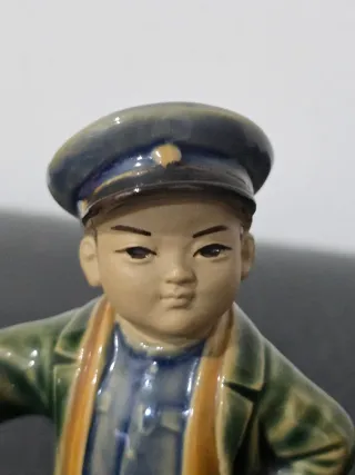 Figura porcelana China niño con farol