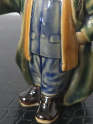 Figura porcelana China niño con farol