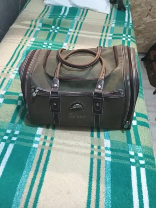 Maleta de viaje marrón con detalles en piel