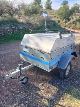 Remolque ligero multiusos con documentación.