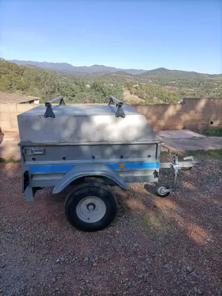 Remolque ligero multiusos con documentación.