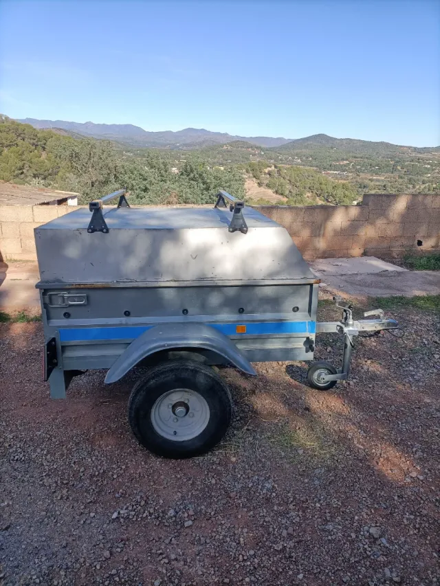 Remolque ligero multiusos con documentación.