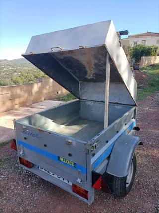 Remolque ligero multiusos con documentación.