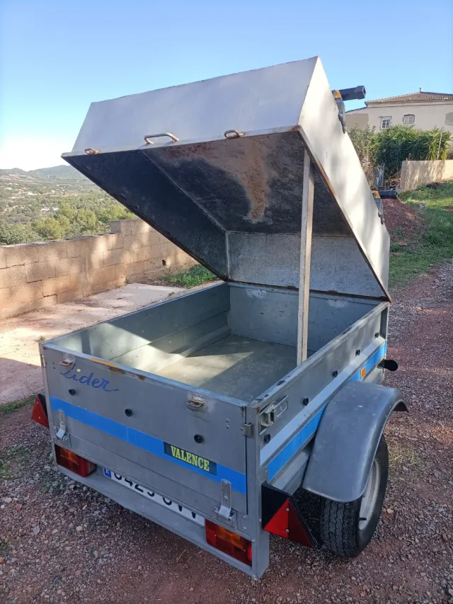 Remolque ligero multiusos con documentación.