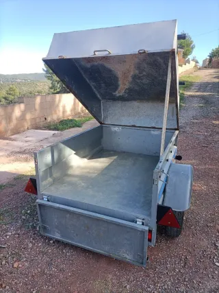 Remolque ligero multiusos con documentación.