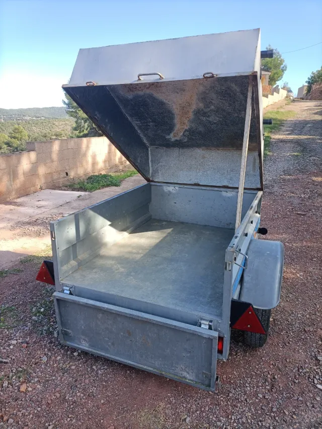 Remolque ligero multiusos con documentación.