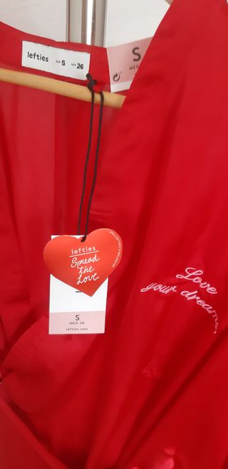 Bata de satén color rojo y bordado en rosa. De Lef