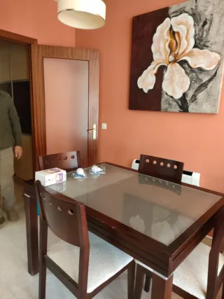 Mesa de comedor con 4 sillas