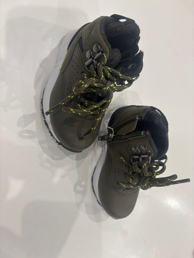 Botines niño verde con cordones