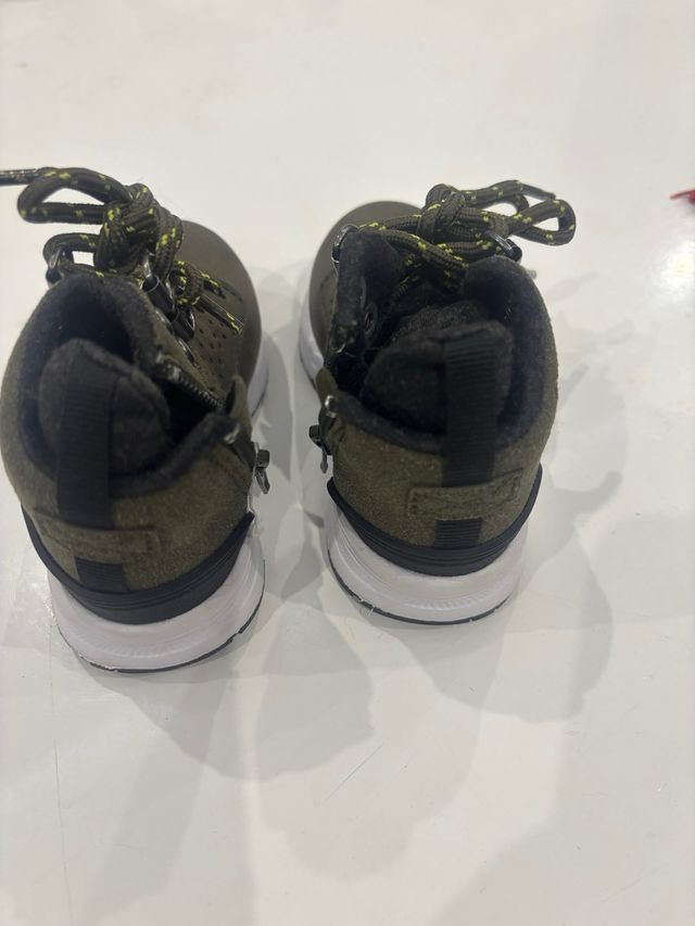 Botines niño verde con cordones